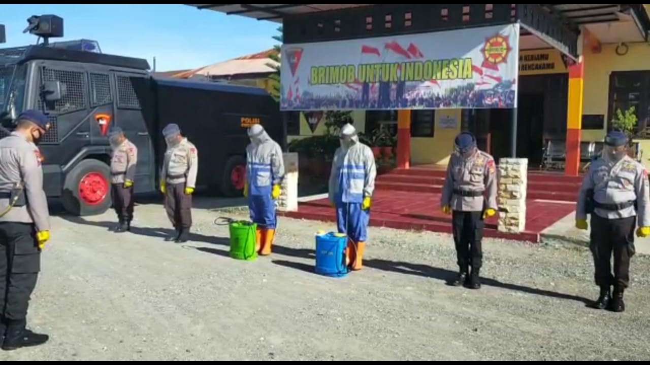 Brimob Semprot Disinfektan di Dayah Bustanul Jannah Nagan Raya