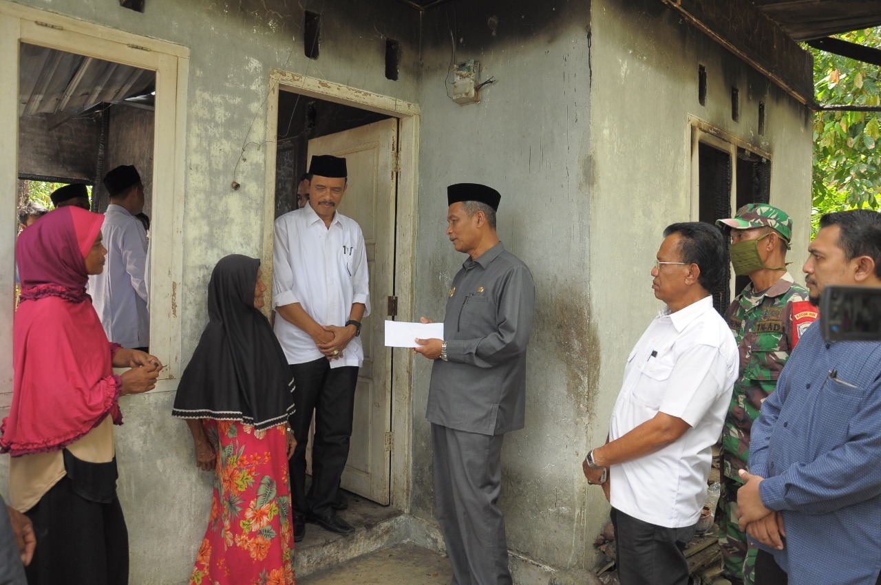 Bupati Nagan Raya Kunjungi Korban Kebakaran
