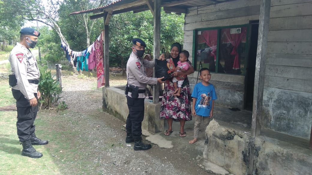 Brimob Nagan Raya Berbagi Sembako