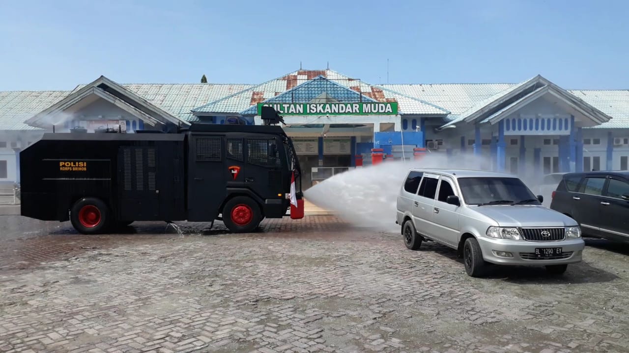 Brimob Nagan Raya Kembali Semprot Disinfektan di Area Publik
