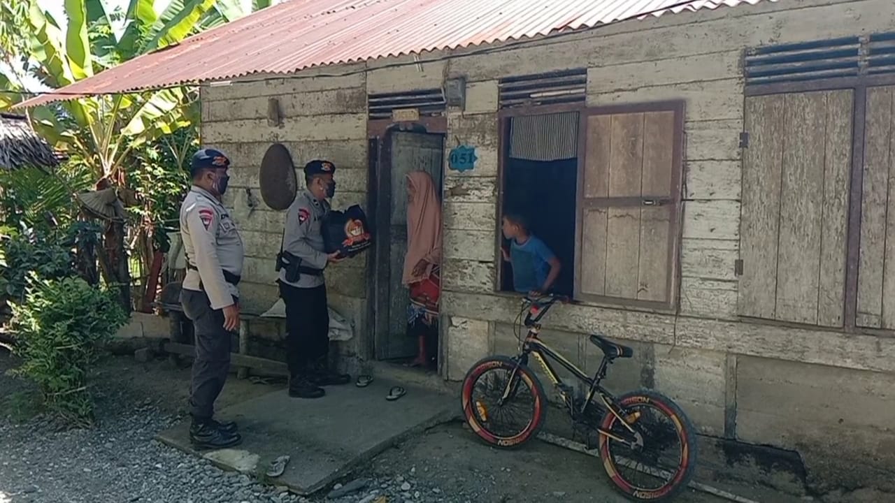 Personil Brimob Salurkan Bantuan untuk Warga Kurang Mampu di Aceh Barat