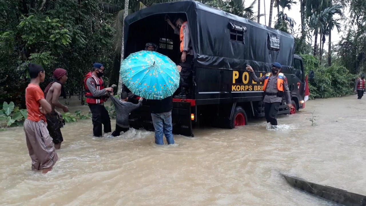 Tim SAR Brimob Nagan Raya Evakuasi Warga Nagan Raya dan Aceh Barat dari Banjir