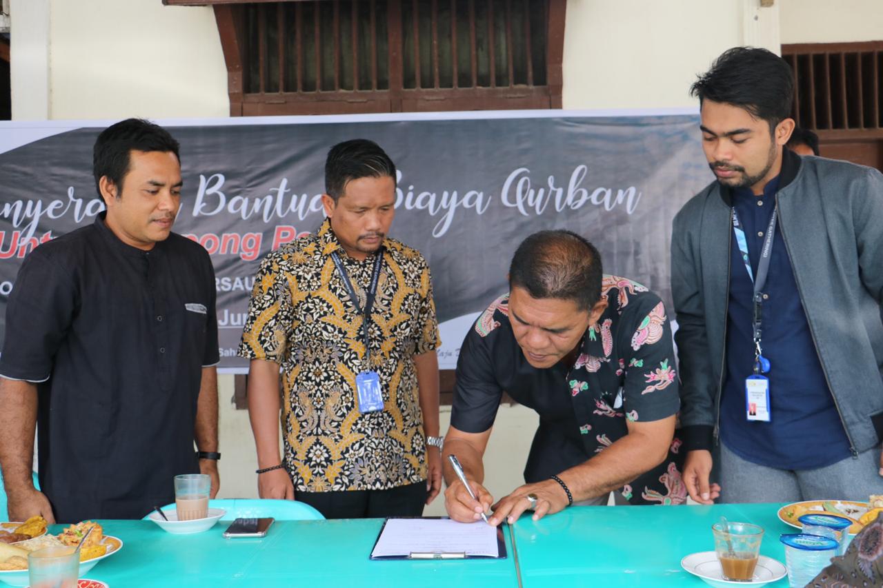 Mifa Bantu Hewan Qurban untuk Warga Wilayah Operasional