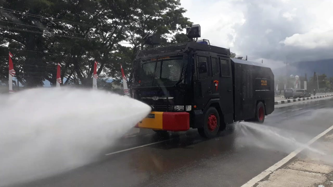 Jelang Idul Adha Brimob Nagan Raya Semprot  Disinfektan di Abdya