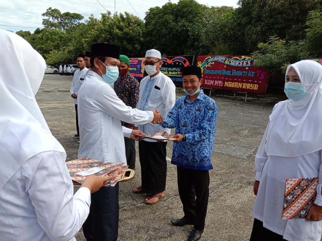 MTs Safinatun Naja Nagan Raya Terima SK dan Izin Operasional