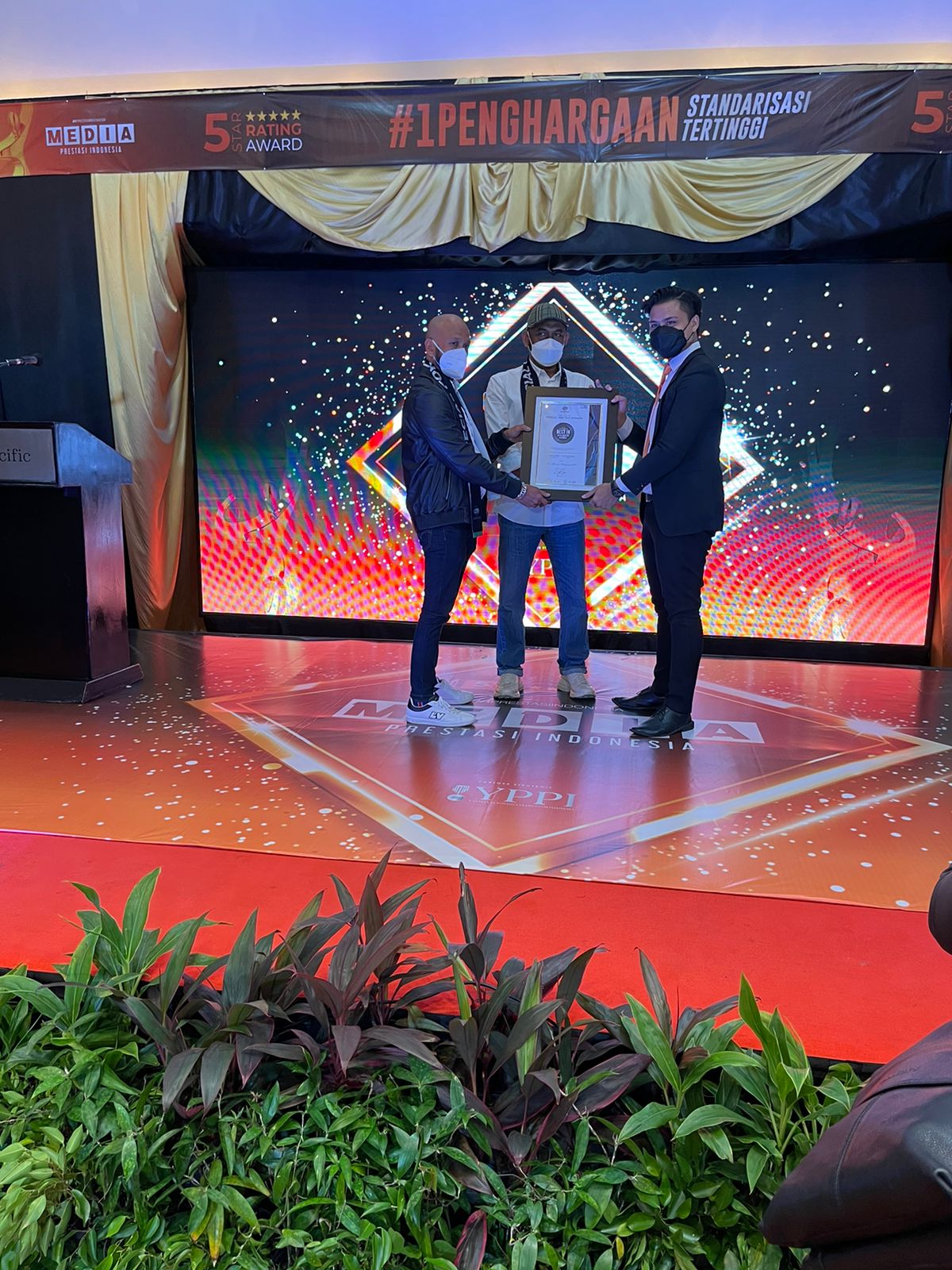 Sukses di Dunia Usaha Iwan DP kembali Terima Penghargaan