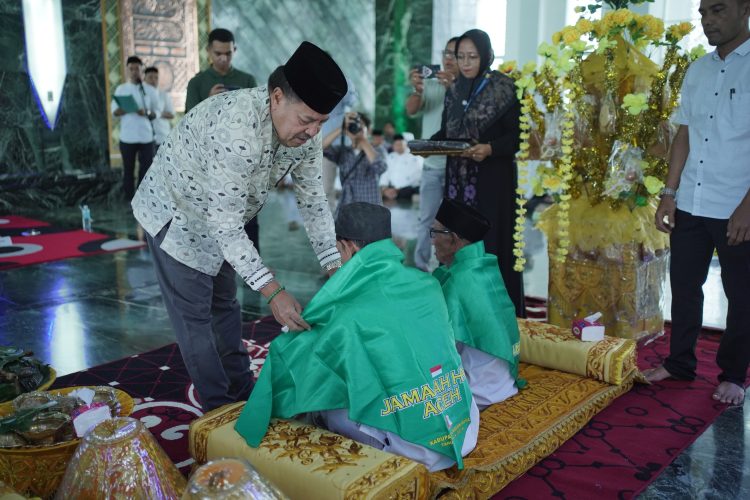 Bupati Nagan Raya Lepas 120 Jamaah Calon Haji