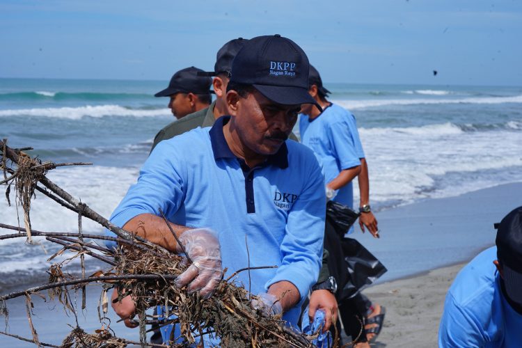 DKPP Nagan Raya gelar Aksi Bersih Pantai di Tripa Makmur