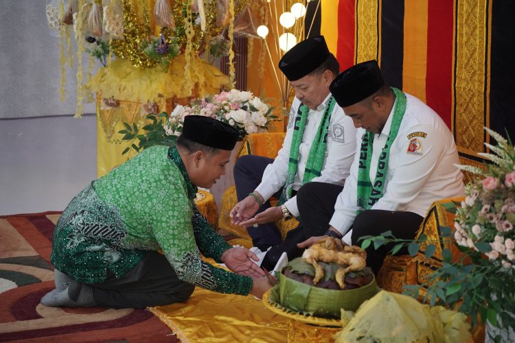 Kemenag Nagan Raya Peusijuk Bupati dan Wakil Bupati TRK-Raja Sayang