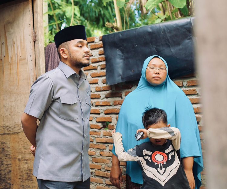 Ketua DPRK Nagan Raya Bantu Pasangan Kurang Mampu di Desa Ujong Patihah