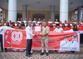 Sambut HUT RI ke-80, Wabup Nagan Raya Serahkan Ribuan Bendera Merah Putih