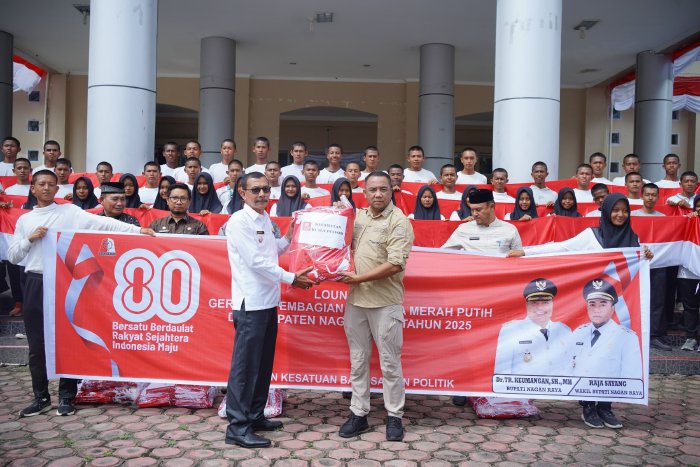 Sambut HUT RI ke-80, Wabup Nagan Raya Serahkan Ribuan Bendera Merah Putih