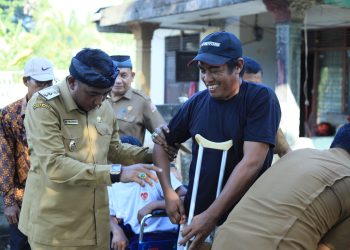 Wabup Raja Sayang Serahkan Bantuan Kursi Roda kepada Warga Kurang Mampu