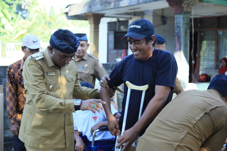 Wabup Raja Sayang Serahkan Bantuan Kursi Roda kepada Warga Kurang Mampu