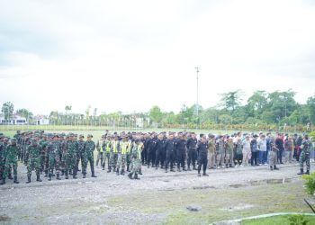 Bupati TRK Pimpin Gotong Royong Massa di Kompleks Perkantoran Suka Makmue