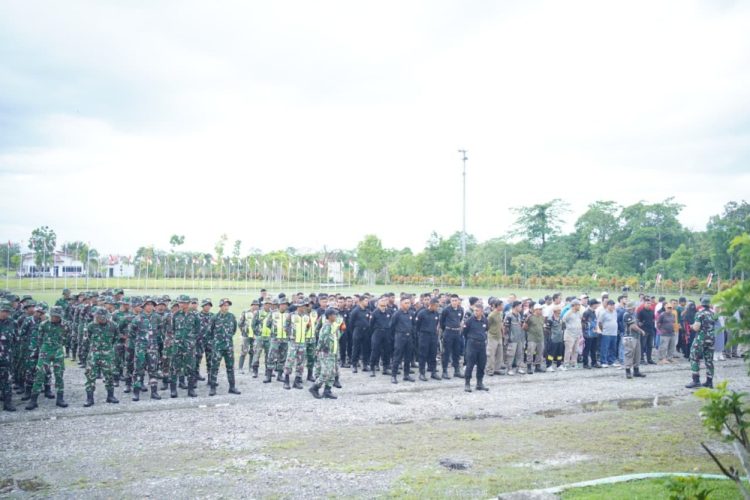 Bupati TRK Pimpin Gotong Royong Massa di Kompleks Perkantoran Suka Makmue