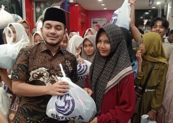 Ketua DPRK Nagan Raya Berikan Baju Lebaran kepada Anak Yatim