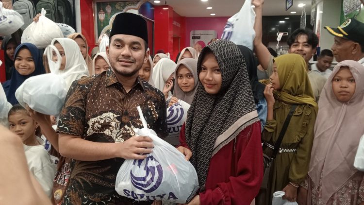 Ketua DPRK Nagan Raya Berikan Baju Lebaran kepada Anak Yatim