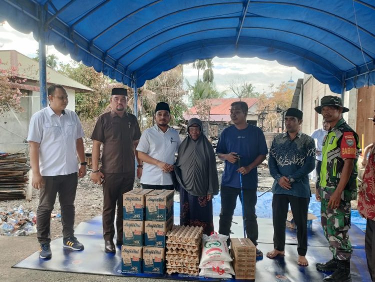 Ketua DPRK Nagan Raya Serahkan Bantuan Kepada Korban Kebakaran