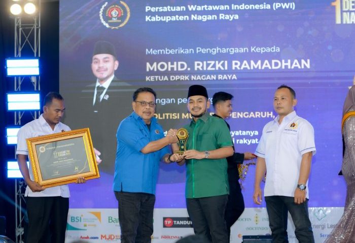 Ketua DPRK Terima Anugerah 1 Dekade PWI Nagan Raya Kategori “Politisi Muda Berpengaruh”