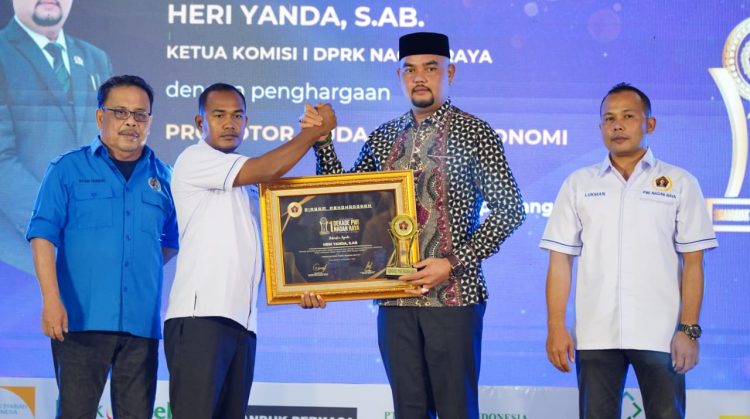 Ketua Komisi I DPRK Nagan Raya, Heri Yanda Raih Penghargaan Sebagai Promotor Muda Peduli Ekonomi Rakyat