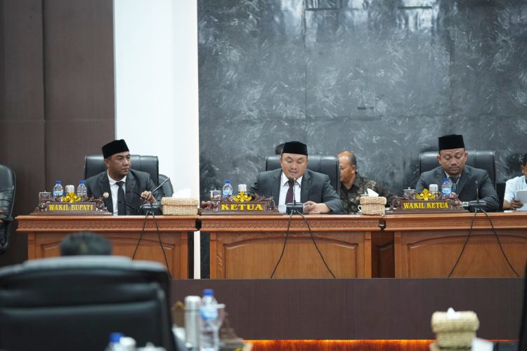 Wabup Nagan Raya Sampaikan Jawaban atas Pandangan Umum Fraksi DPRK terhadap Rancangan Perubahan APBK 2025