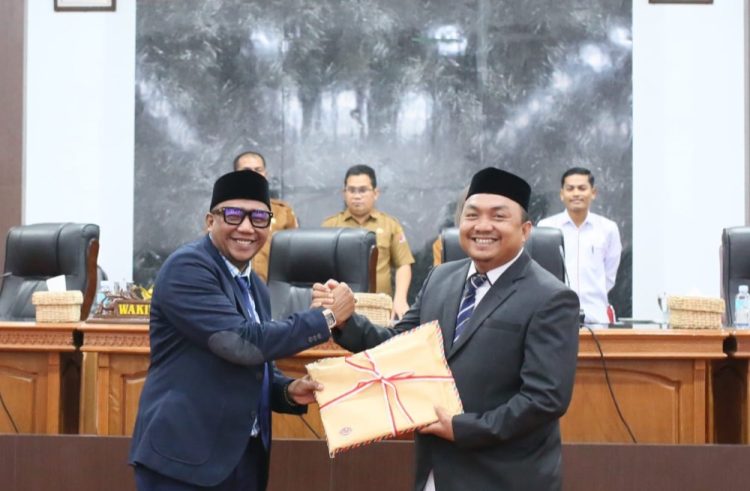Raja Sayang Sampaikan Tiga Raqan Tahun 2025 dalam Rapat Paripurna DPRK