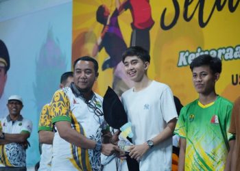 Wabup Nagan Raya Tutup Kejuaraan Bulutangkis Piala Bupati Tingkat Usia Dini dan Pelajar