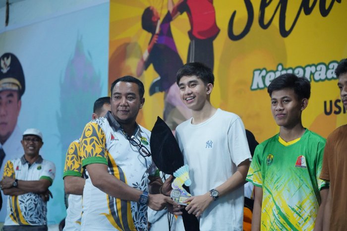 Wabup Nagan Raya Tutup Kejuaraan Bulutangkis Piala Bupati Tingkat Usia Dini dan Pelajar