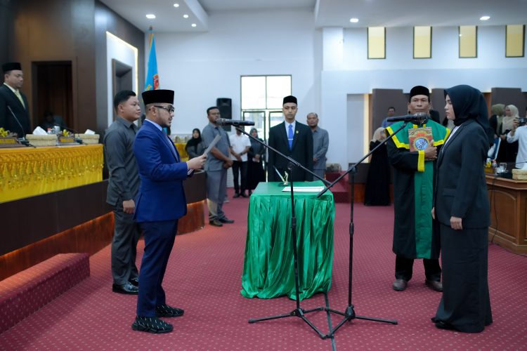 Satu-satunya Srikandi di DPRK Nagan Raya, Rauzatul Jannah Dilantik Lewat PAW