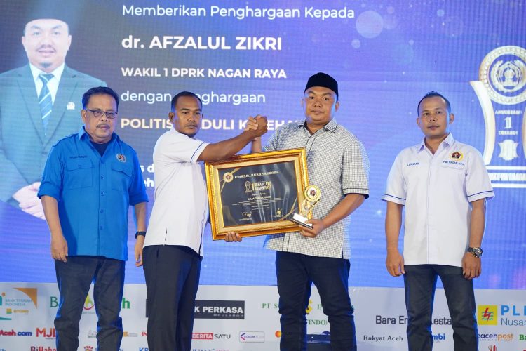 Waka I DPRK Nagan Raya Terima Penghargaan Anugerah 1 Dekade PWI Nagan Raya