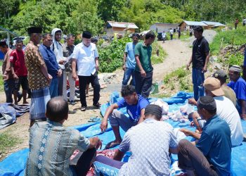 Bupati TRK Salurkan Bantuan Daging Meugang dari Presiden kepada Korban Banjir Bandang