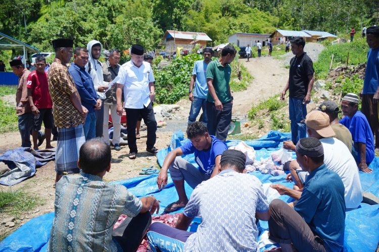 Bupati TRK Salurkan Bantuan Daging Meugang dari Presiden kepada Korban Banjir Bandang
