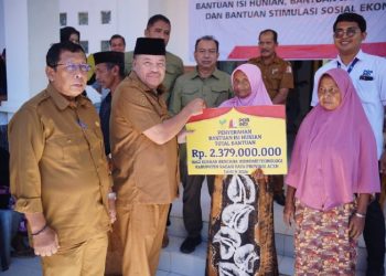 Bupati TRK Serahkan Bantuan Sosial Rp9,8 Miliar bagi Korban Bencana Hidrometeorologi di Beutong Ateuh Banggalang