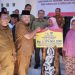 Bupati TRK Serahkan Bantuan Sosial Rp9,8 Miliar bagi Korban Bencana Hidrometeorologi di Beutong Ateuh Banggalang