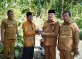 Bupati TRK Serahkan Bantuan Tunai Rp21 Juta kepada Korban Angin Kencang di Seunagan Timur dan Beutong