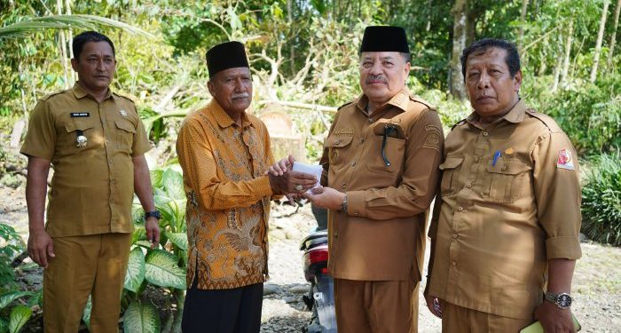 Bupati TRK Serahkan Bantuan Tunai Rp21 Juta kepada Korban Angin Kencang di Seunagan Timur dan Beutong
