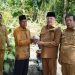 Bupati TRK Serahkan Bantuan Tunai Rp21 Juta kepada Korban Angin Kencang di Seunagan Timur dan Beutong