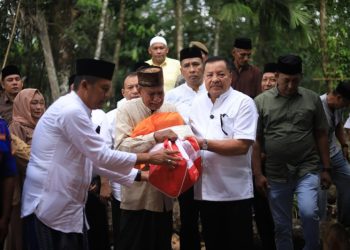 Respons Cepat di Hari Lebaran, Bupati TRK Salurkan Bantuan untuk Korban Rumah Rusak