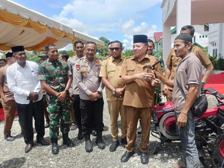 Kelompok Tani di Beutong Ateuh Banggalang Terima 21 Unit Alsintan dari Bupati TRK